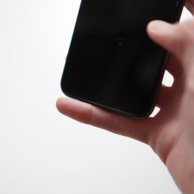 iphoneで小指が痛い