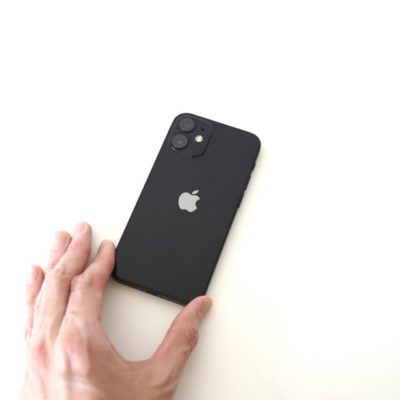 iphone12miniを手に持つ