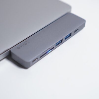 MacBookProにUSB-Aの変換コネクタを挿す