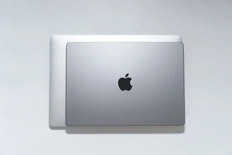 MacBookPro16インチの上に14インチを乗せる