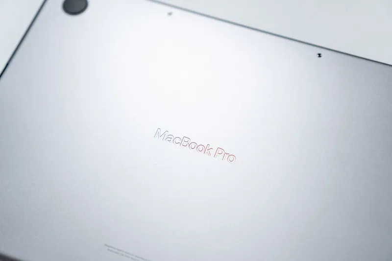 裏面のMacBookProの刻印