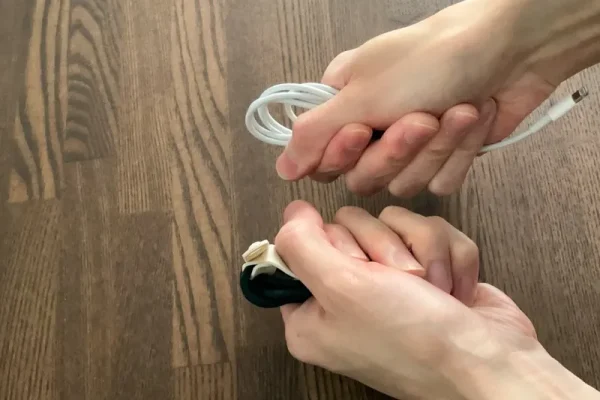 Ankerのケーブルと通常のケーブルを握って折り曲げる