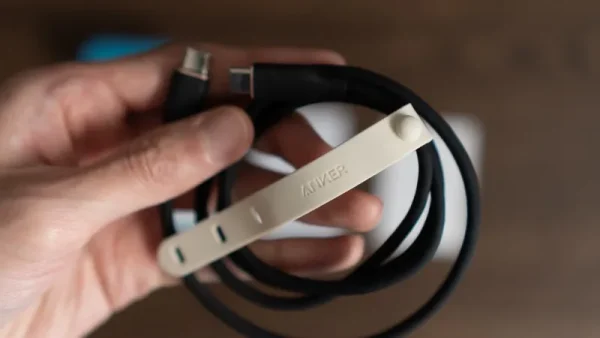 Anker PowerLine III Flowの結束バンドを開く