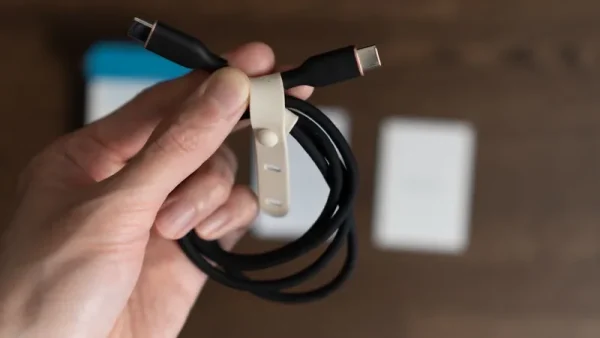 Anker PowerLine III Flowの結束バンドを留める