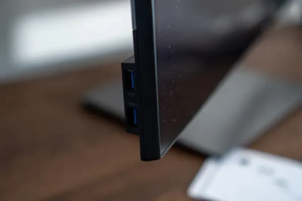 DELL U3219Qの左側面のUSB端子