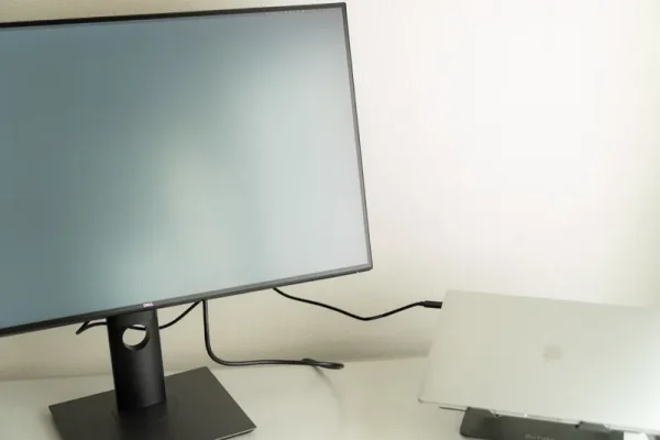 DELL U3219QはUSB-Cケーブル1本でMacと映像出力+給電可能