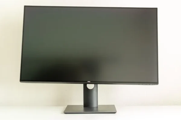DELL U3219Qのフィルムを剥がした