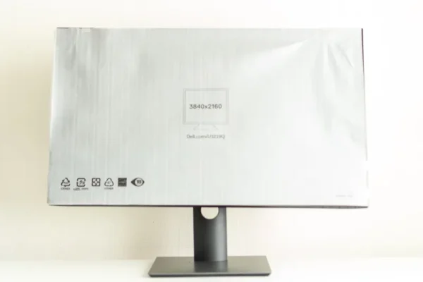 DELL U3219Qの組立て終わった前面