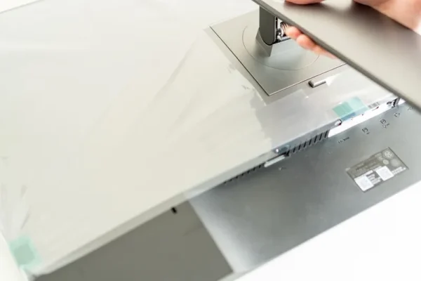DELL U3219Qのスタンドをモニターに取り付けて持ち上げる