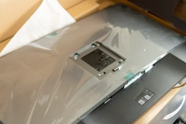 DELL U3219Qの箱を開封してモニター本体とご対面