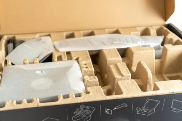 DELL U3219Qの箱を開封する写真