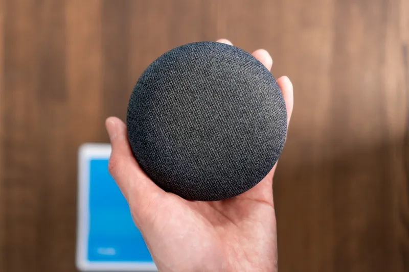 Google Nest Miniの本体の質感