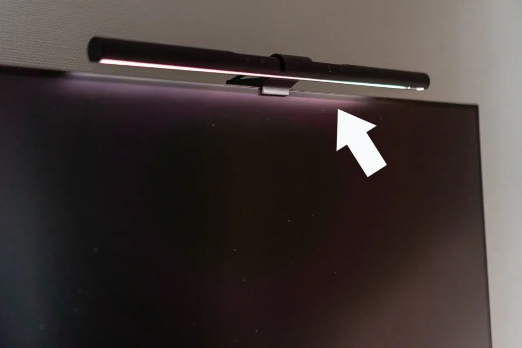 寝る時にBenQ ScreenBarが点けっぱなしだった
