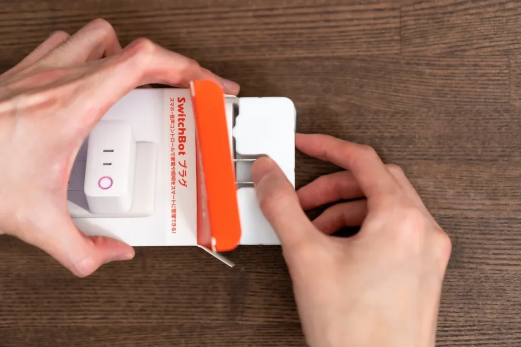 SwitchBotのスマートプラグを開封する画像