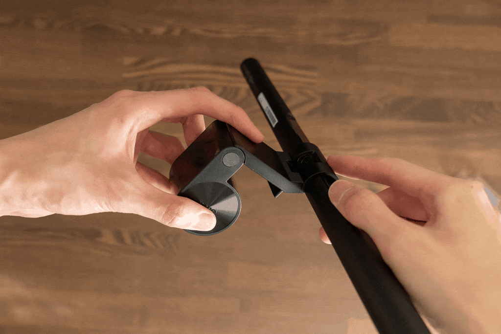 BenQ ScreenBarのアームを開閉するGIF