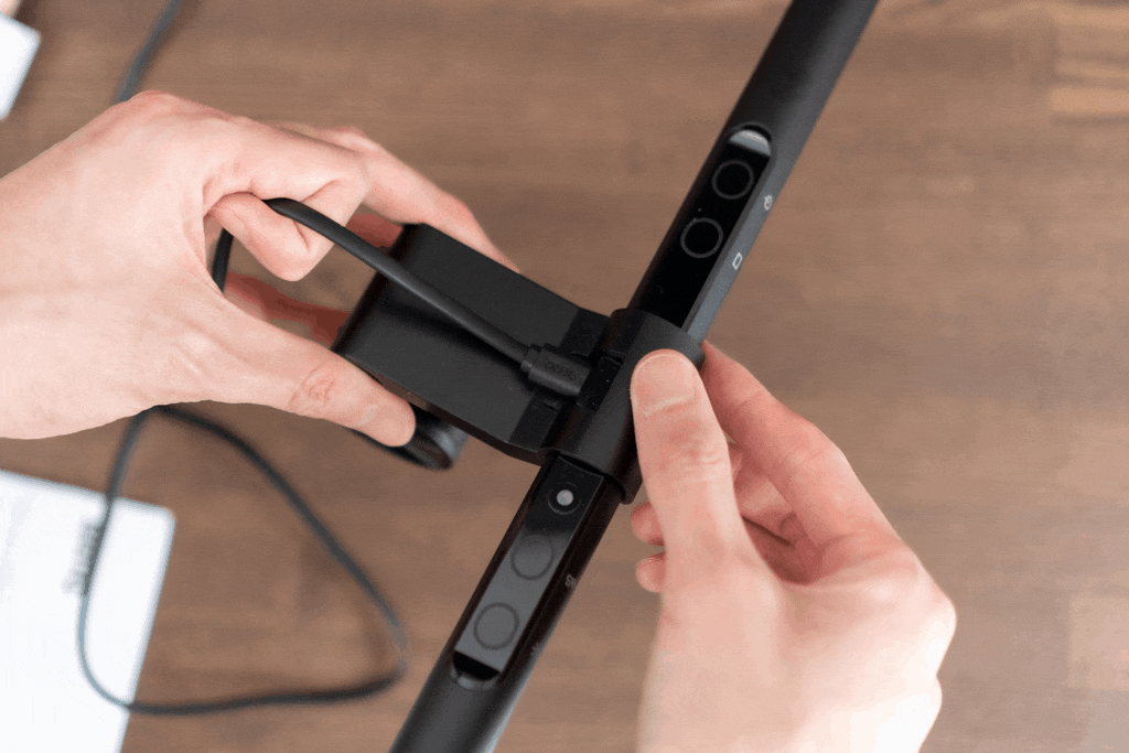 BenQ ScreenBarのケーブルを抜き挿しするGIF