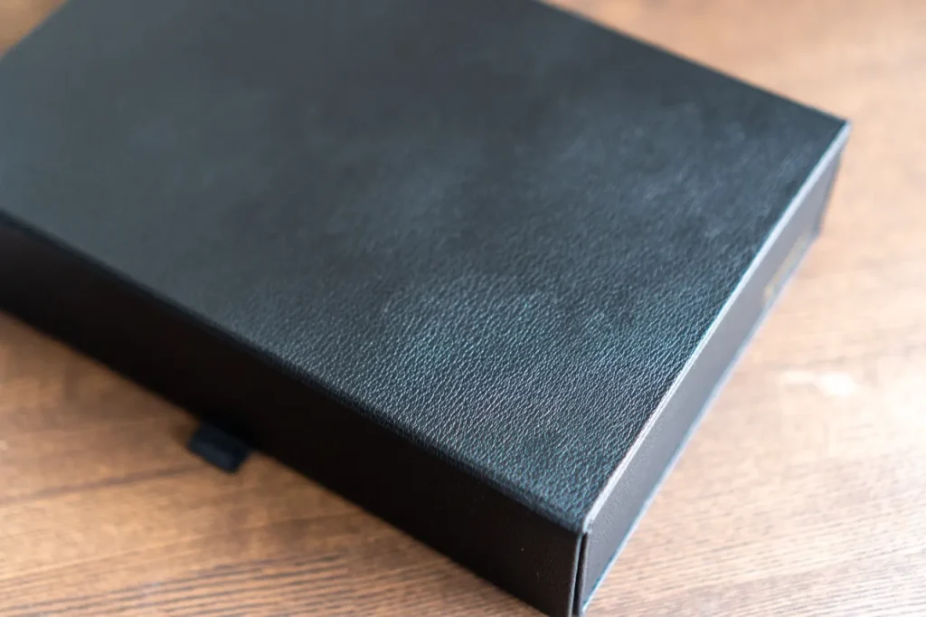 THE STORAGE BOXのブラックはシボ革っぽいルックス