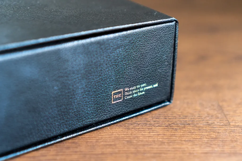 THE STORAGE BOXの金色のロゴ