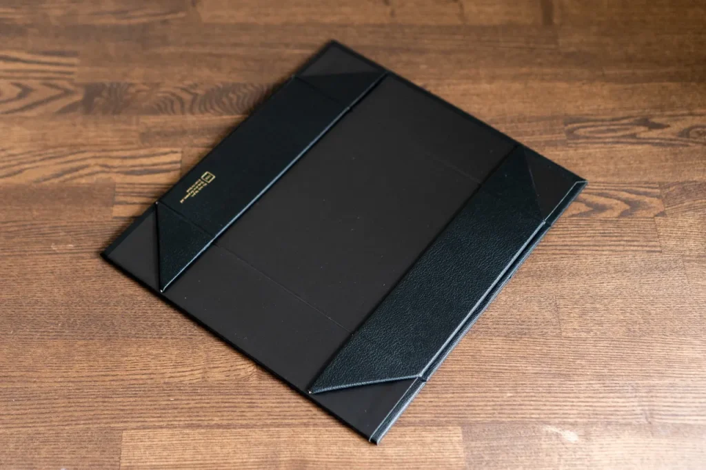 THE STORAGE BOXは使わない時は1枚板のように折りたためる