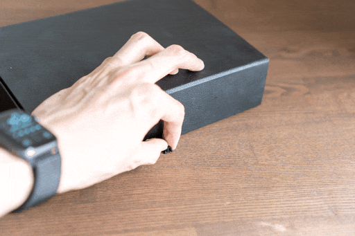 THE STORAGE BOXのマグネットを開閉するGIF