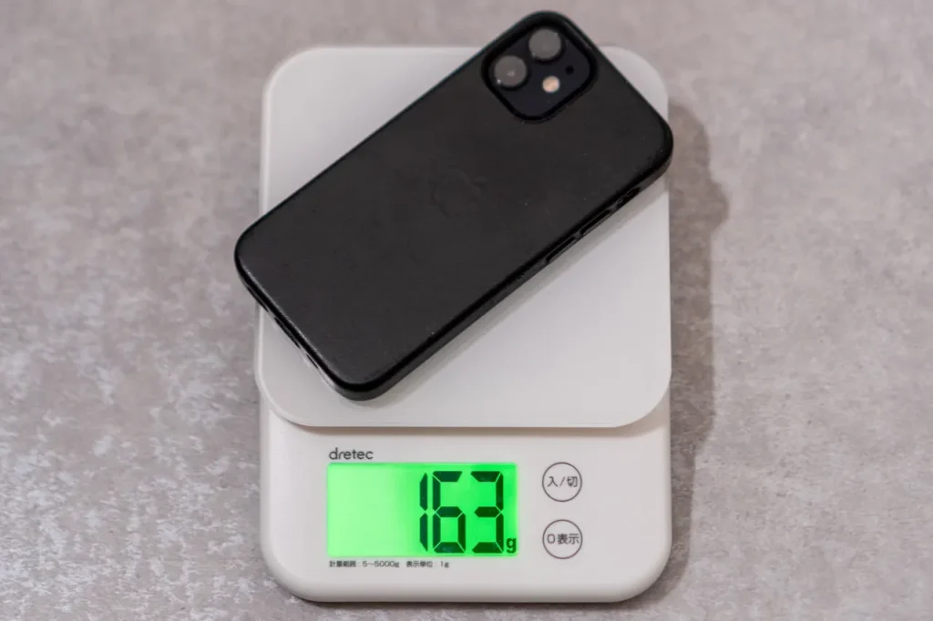 レザーケースを装着したiPhone12miniの重量