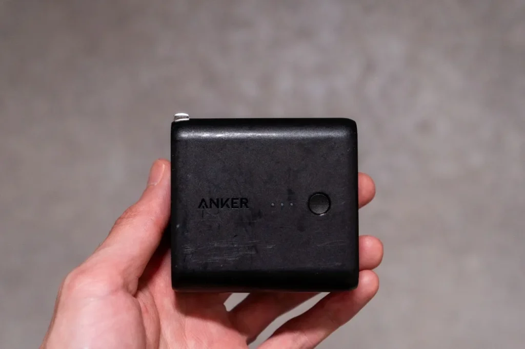 Anker Power Core Fusion 5000を手に持った画像