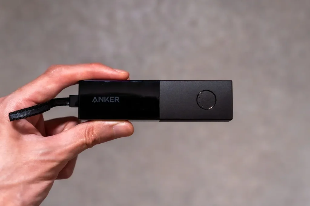 Anker 511 Power Bankを手に持った画像