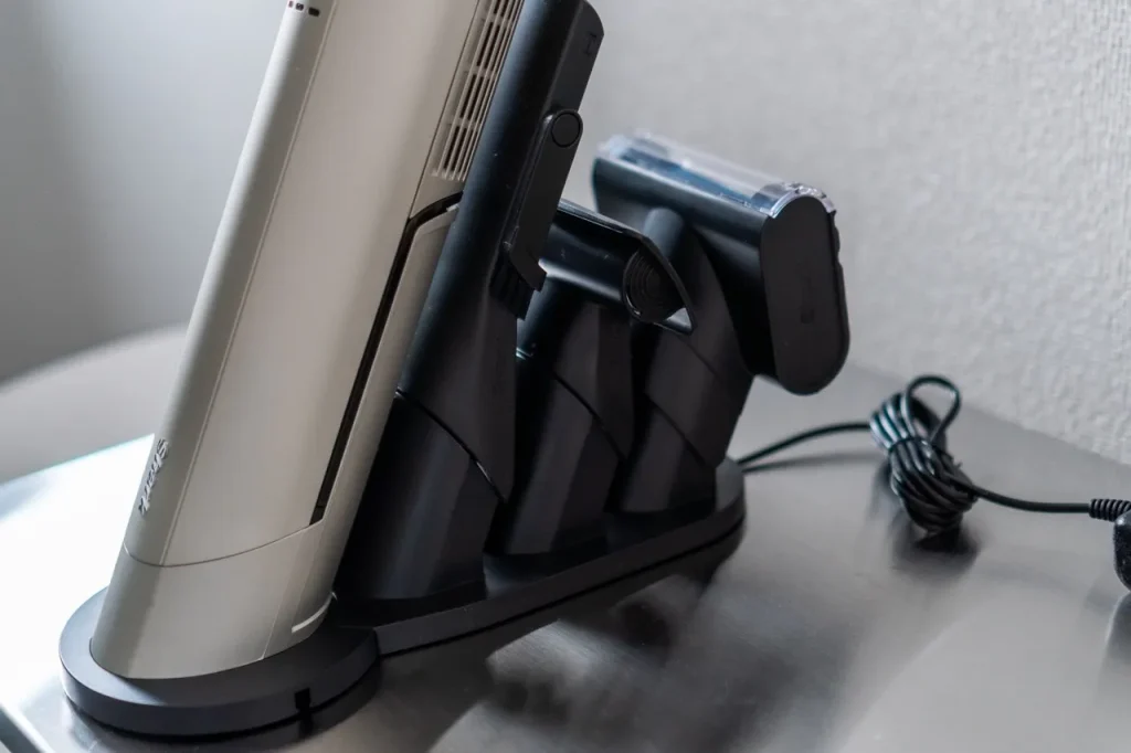 SHARKのハンディクリーナー「EVO POWER EX」は付属のノズルをまとめて置いておける