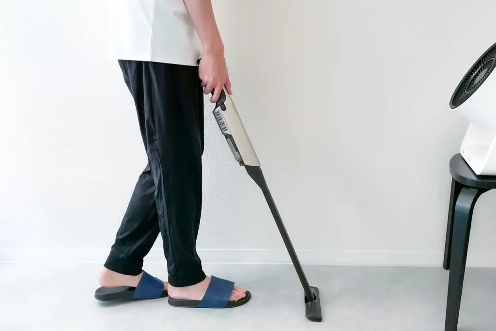 SHARKのハンディクリーナー「EVO POWER EX」のフローリング用延長ノズルを身長179cm男性が使った様子