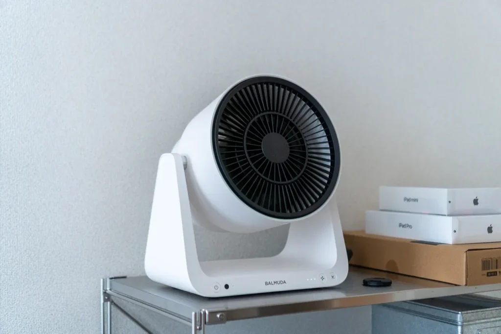 棚の上に置いてあるBALMUDA GreenFan C2