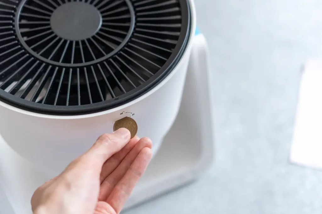 BALMUDA GreenFan C2の蓋をコインで開ける画像