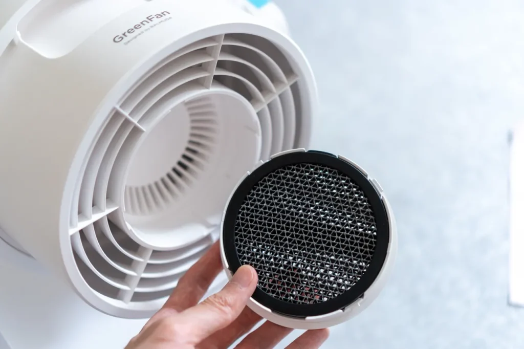 BALMUDA GreenFan C2にダッシュフィルターを設置する画像