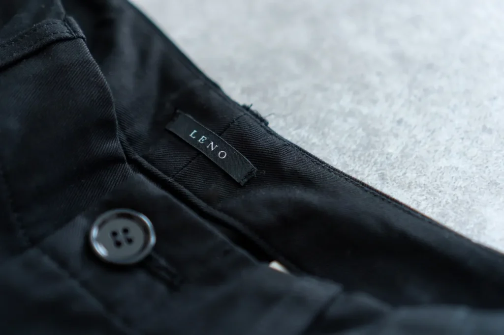 LENOの2TuckTrousersのブランドロゴ