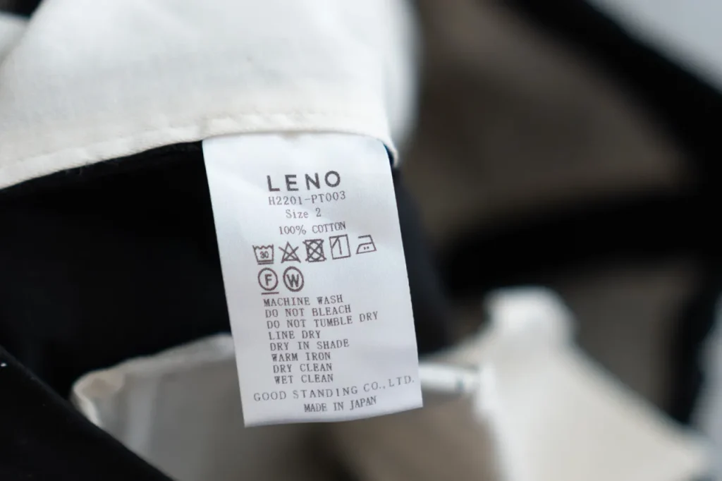 LENOの2TuckTrousersの洗濯タグ
