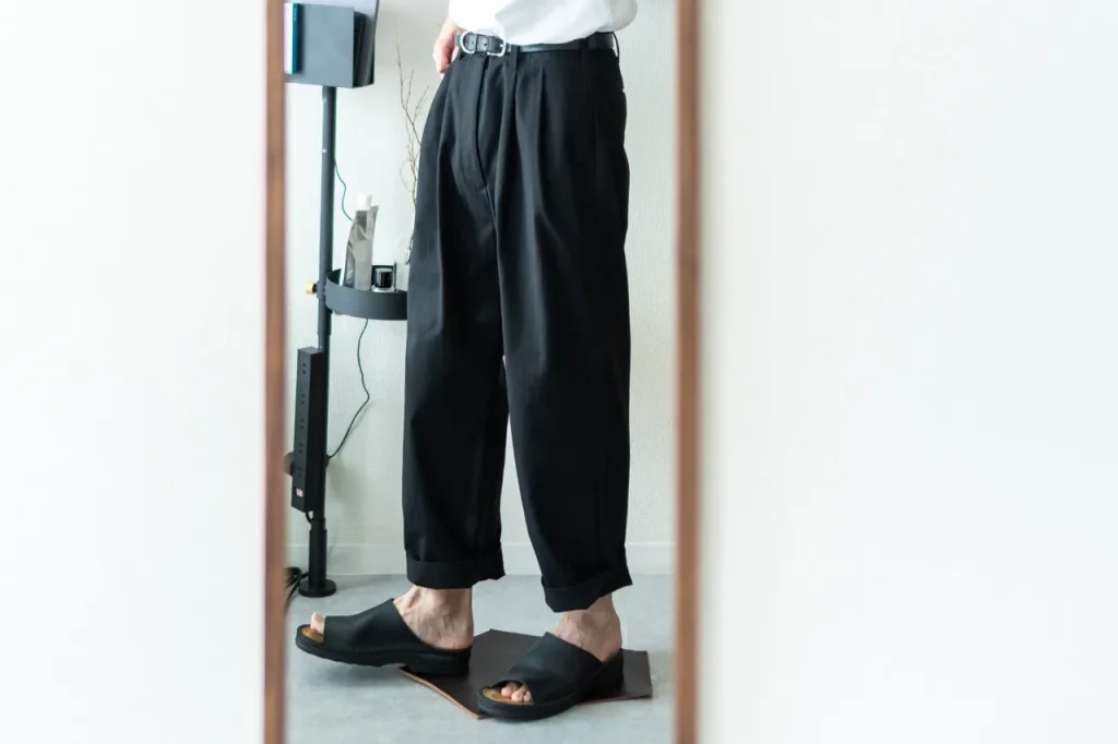 LENOの2TuckTrousersを着用して鏡で写した画像