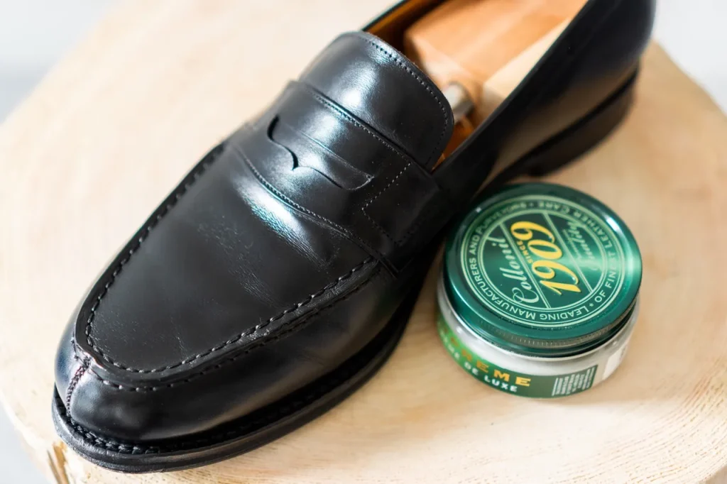 コロニル1909シュプリームクリームを塗り終わった革靴