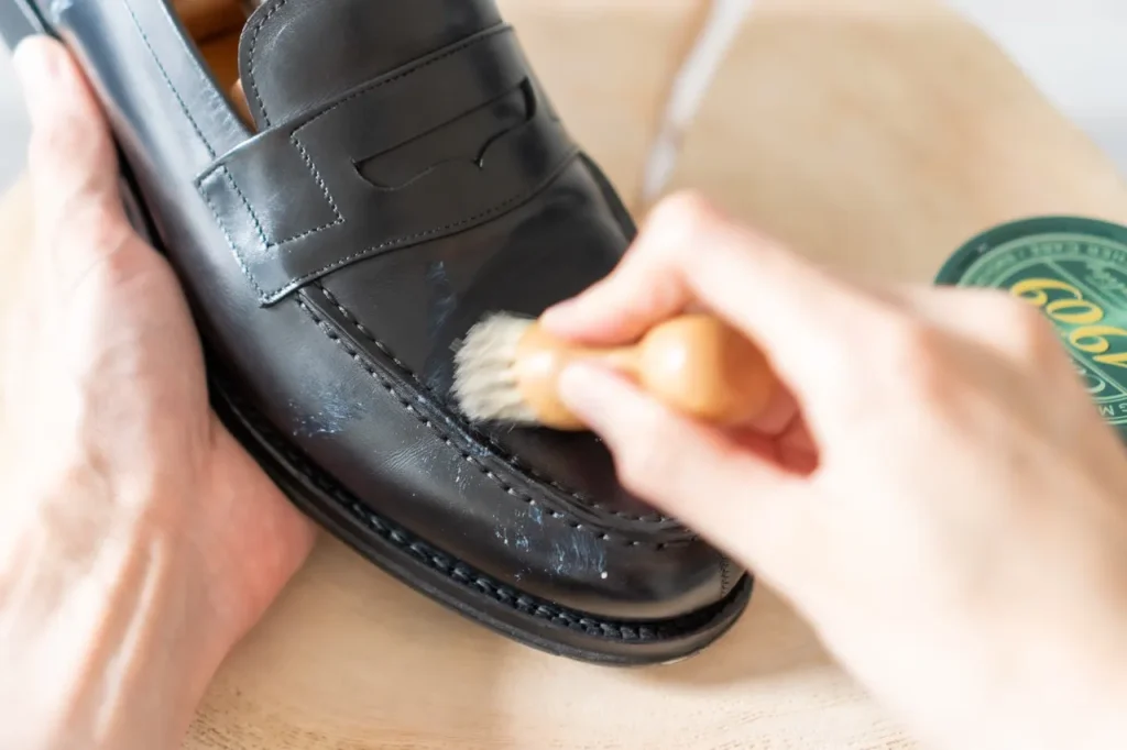 コロニル1909シュプリームクリームデラックスをペネトレイトブラシで革靴に塗り込む画像