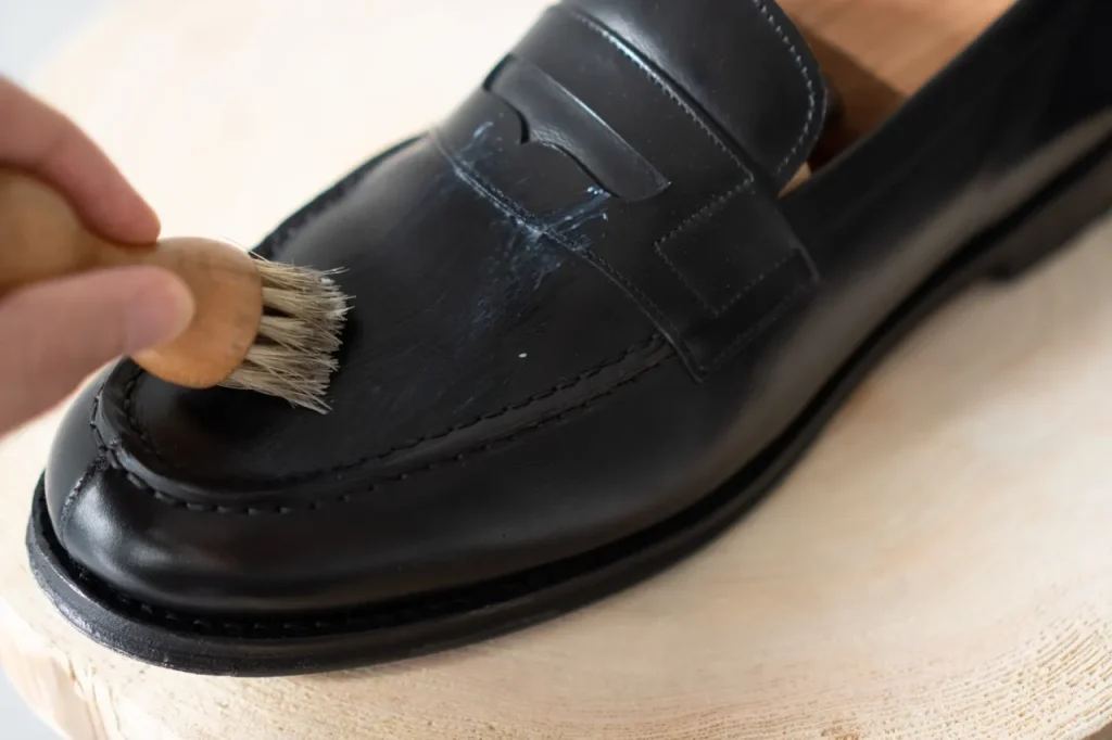 コロニル1909シュプリームクリームデラックスを革靴に塗る