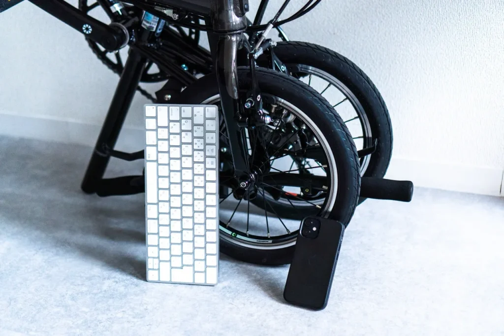 DAHON K3のタイヤとMagic Keyboardのサイズを比較した画像