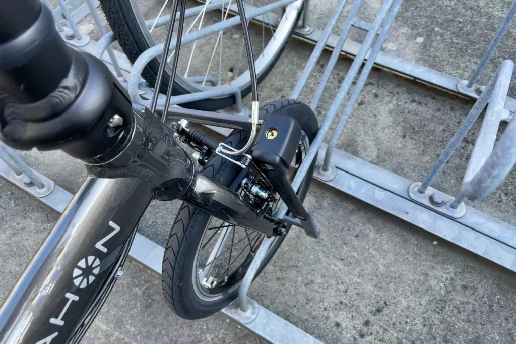 ABUSのブレードロックで自転車をロックしてる画像