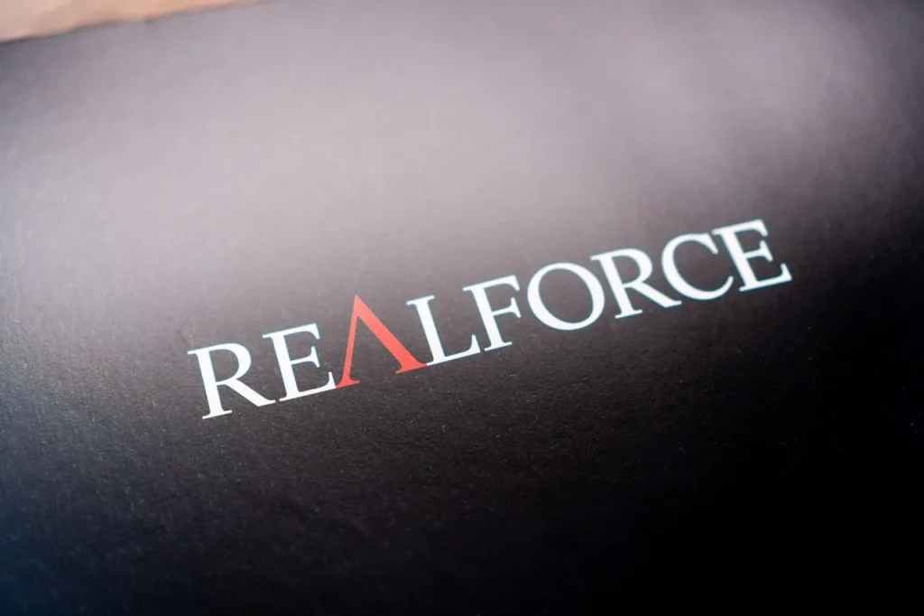 REALFORCEの箱のブランドロゴ