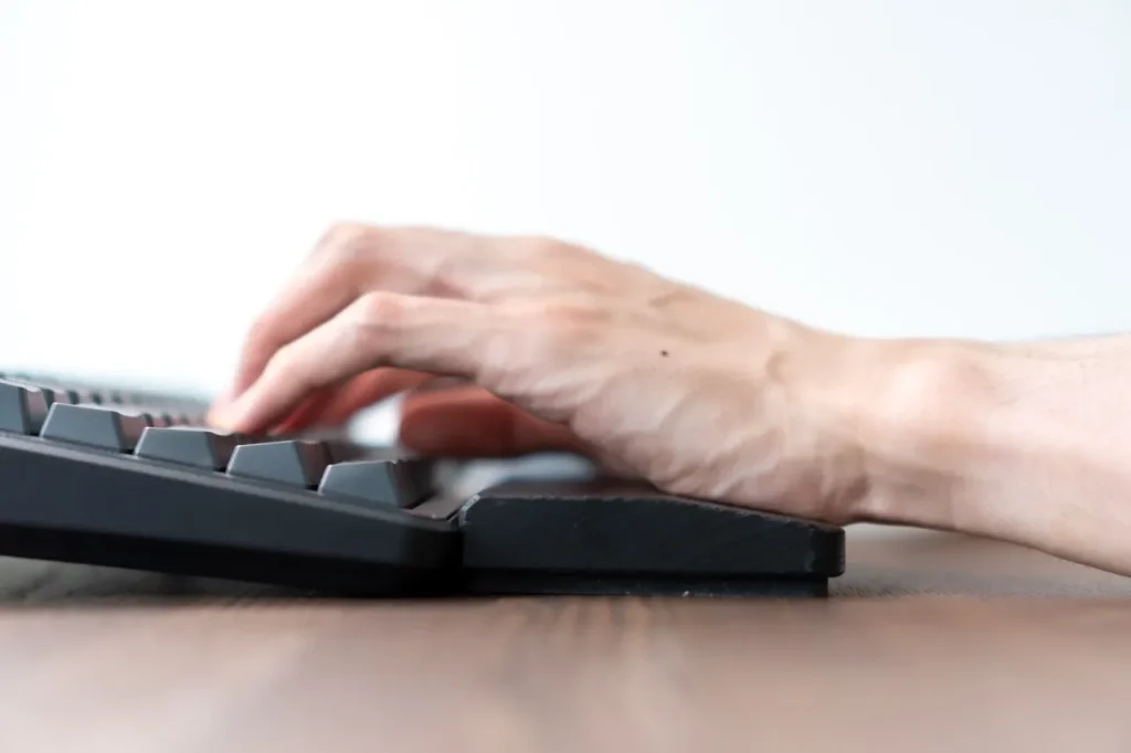 REALFORCEのキーボードの手間にリストレストを置いた画像