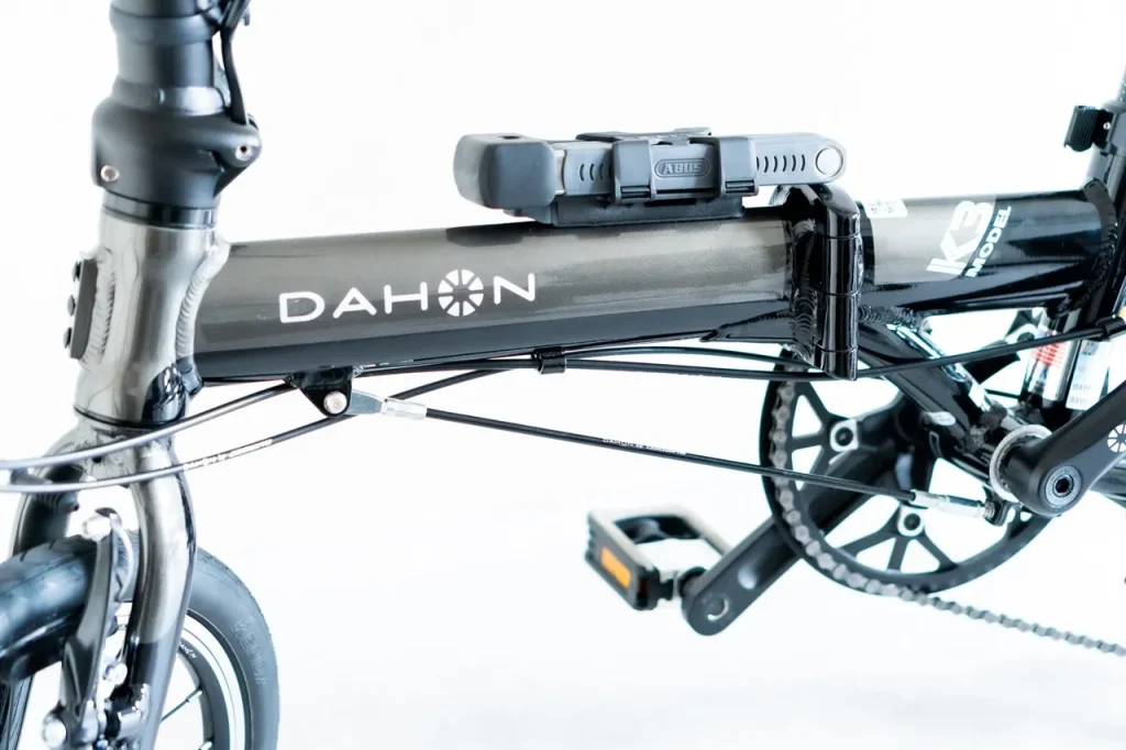 DAHON K3はフレームの下にケーブルが張り巡らされてる