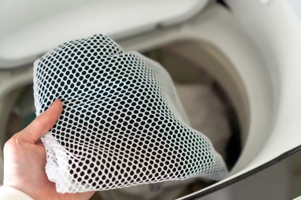 ワークマンのメリノウール100%インナーを洗濯ネットに入れて洗う