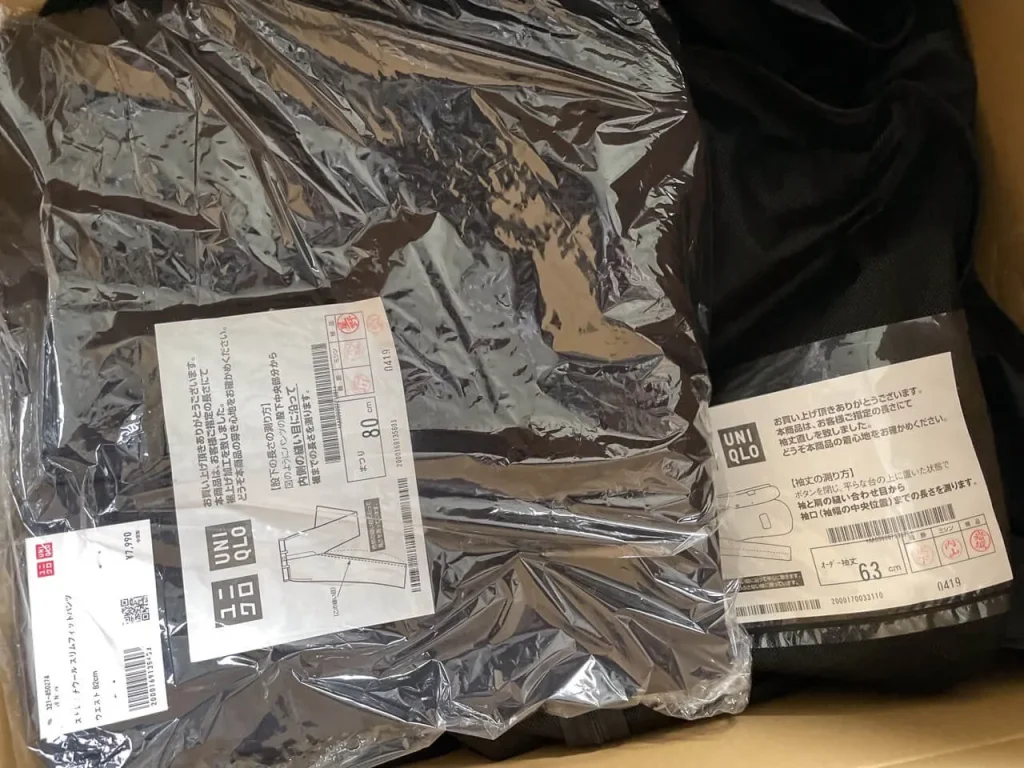 ユニクロのカスタムオーダースーツの梱包を開いた状態の画像
