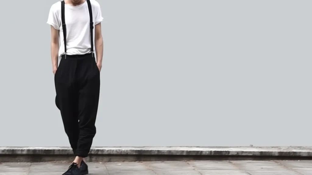 白いTシャツと黒いパンツ、サスペンダーベルトのコーディネート画像